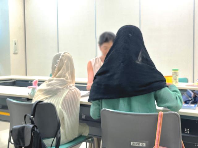 �������i