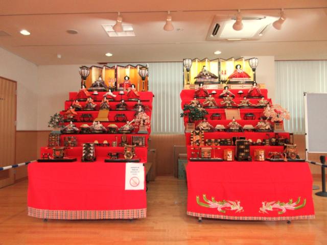 �������i