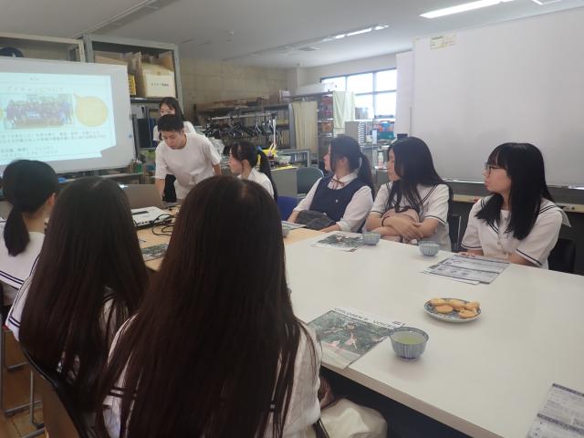 �������i