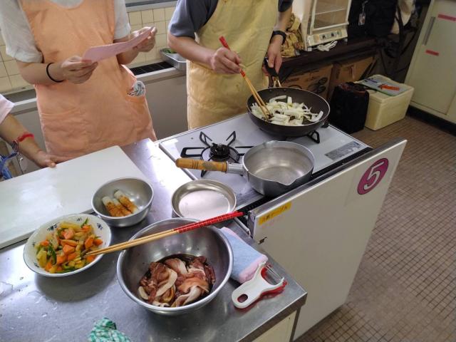 �������i